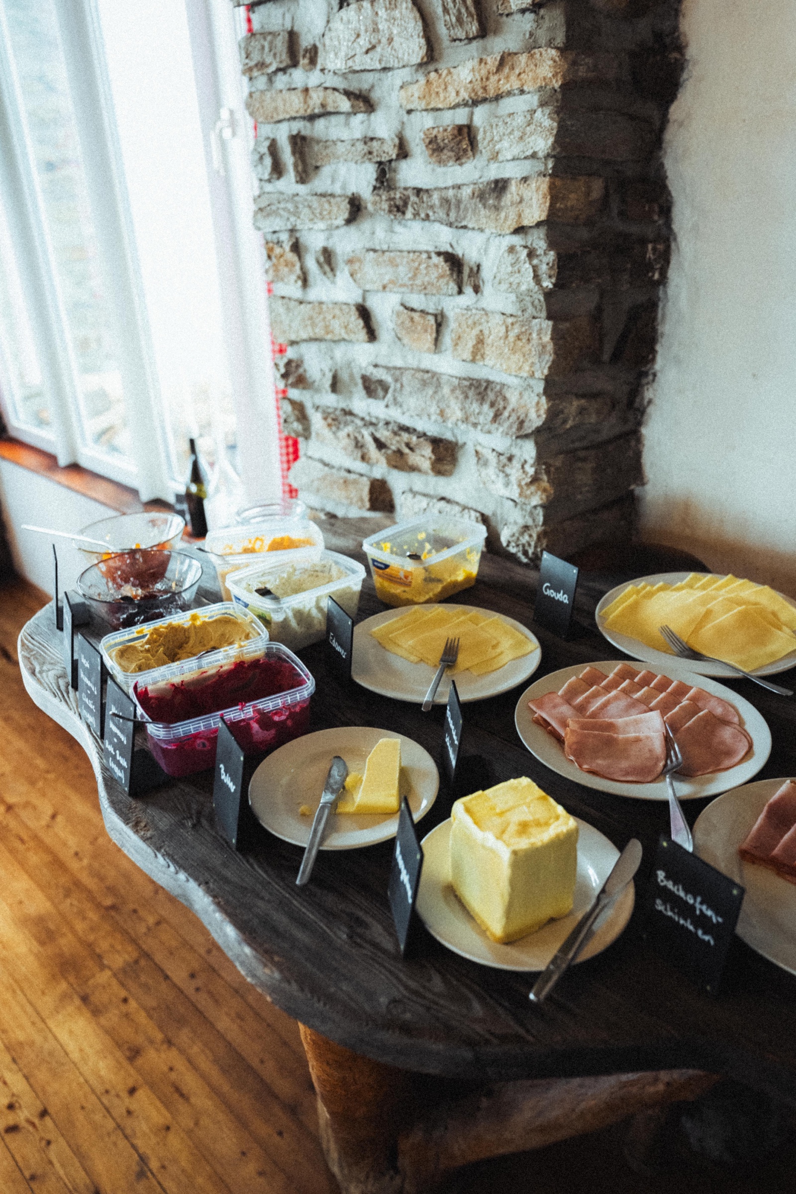 Frühstücksbuffet mit Käse, Wurst und hausgemachten Aufstrichen