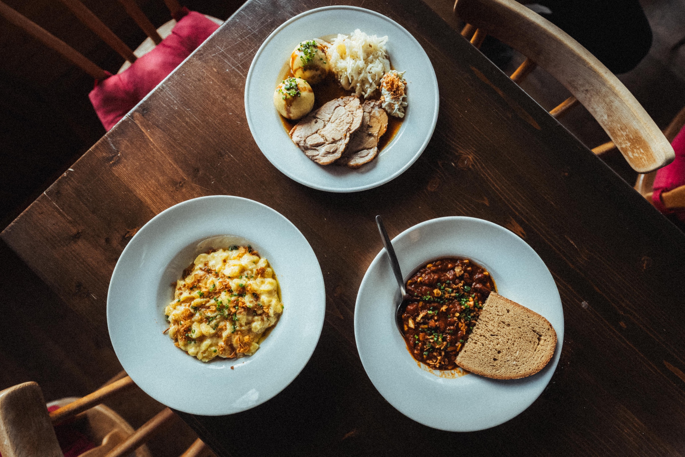 Auswahl aus Käsespätzle, Schweinsbraten und vegetarischem Hüttengericht