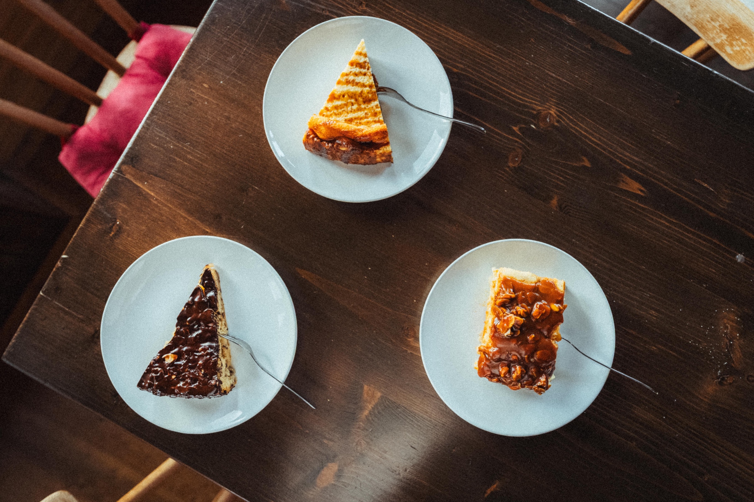 Drei hausgemachte Kuchen auf einem Holztisch