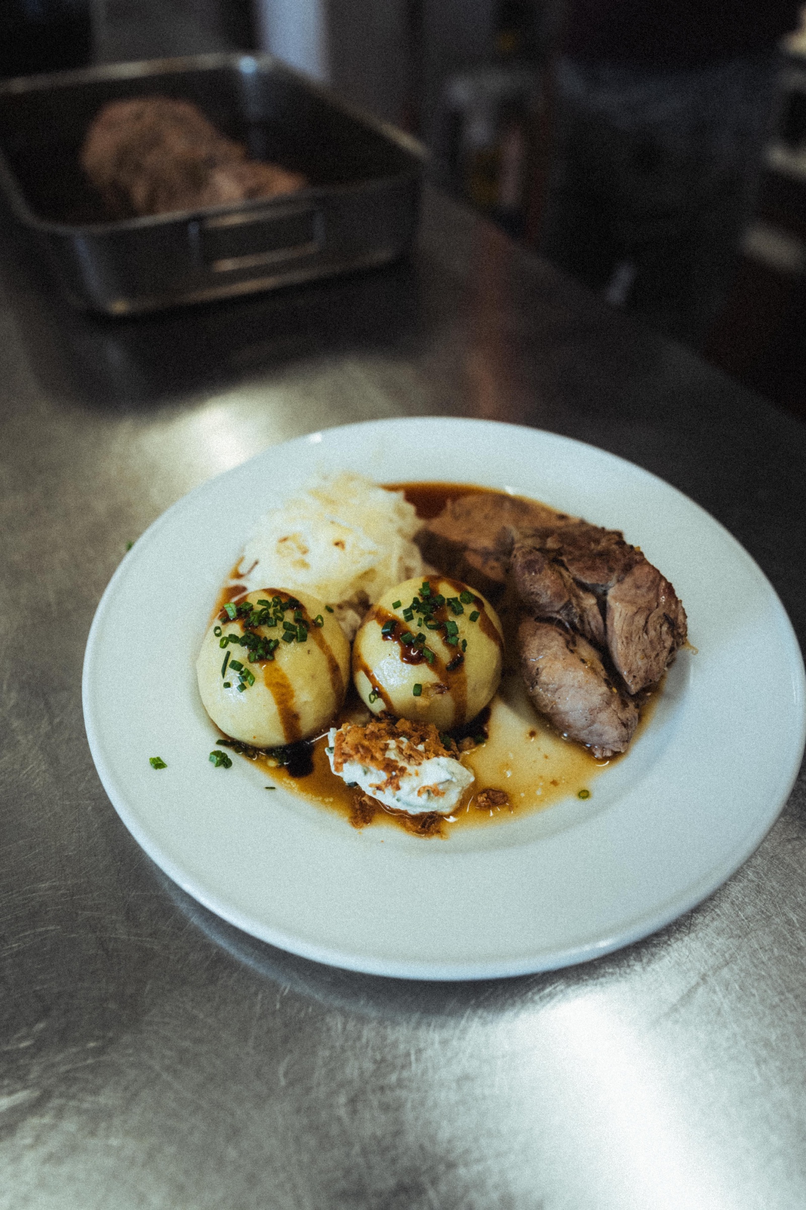 Schweinsbraten mit Knödeln und Sauerkraut