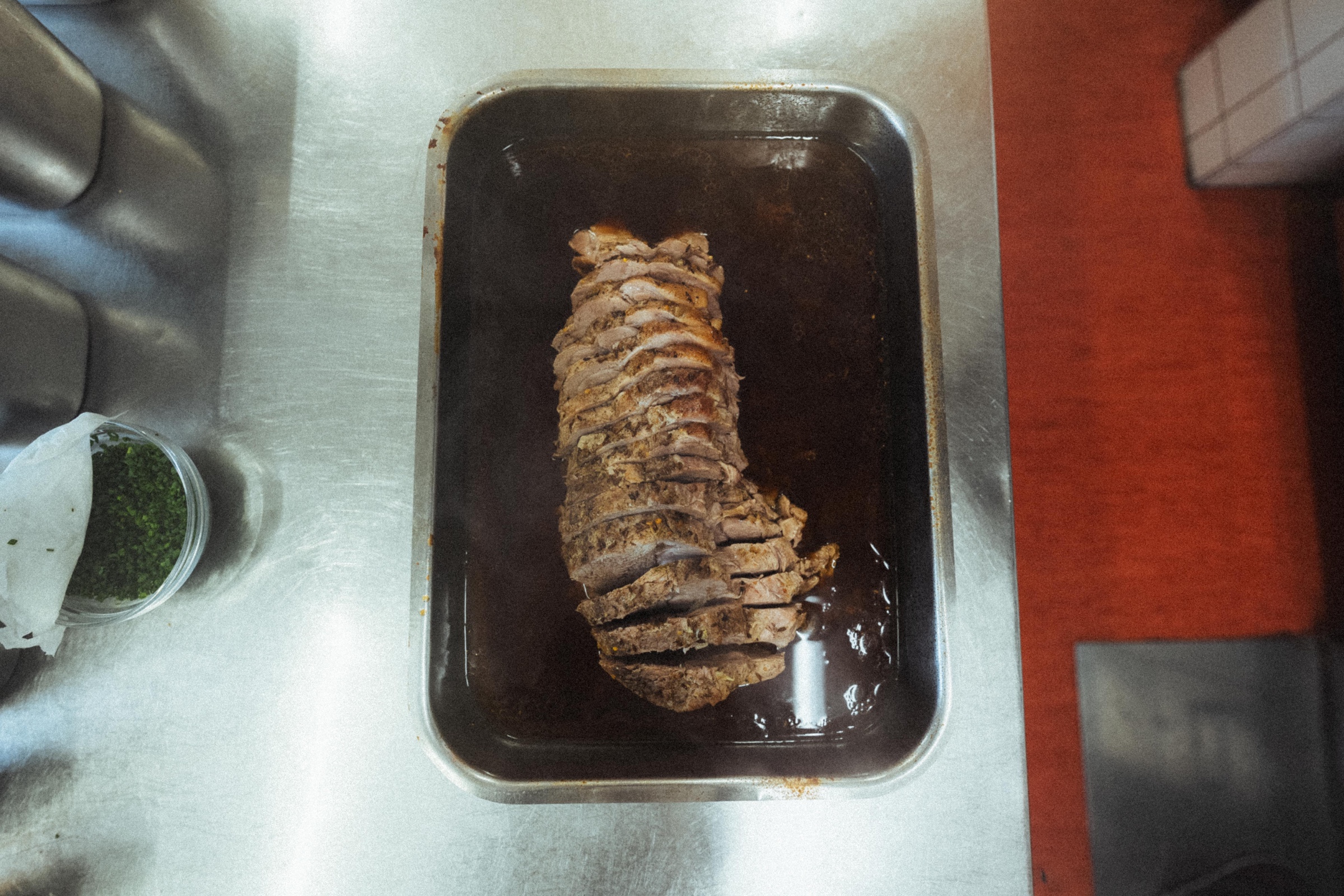 Frisch aufgeschnittener Schweinsbraten in der Hüttenküche